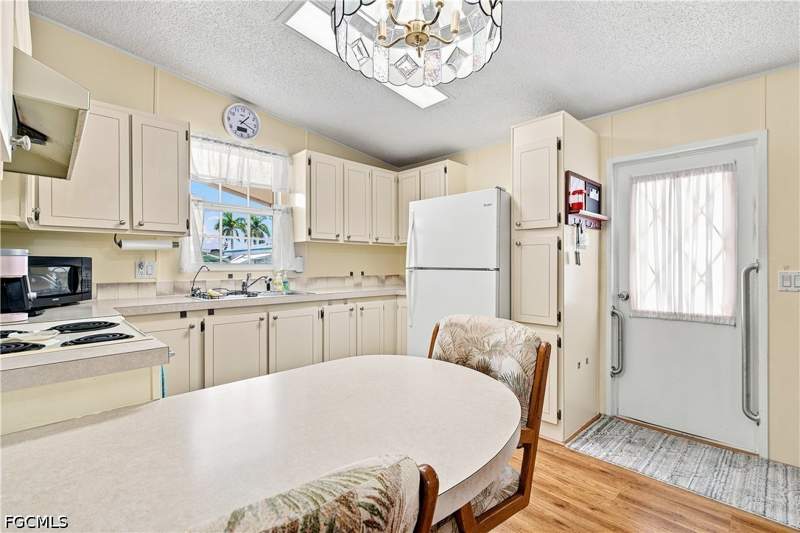 2 bedroom ManufacturedHome at 9270 Desoto Dr, Tamiami Village, North Fort Myers — photo 4