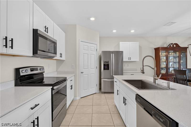 4 bedroom SingleFamilyResidence at 19139 Evergreen Rd, San Carlos Park, Fort Myers — photo 4