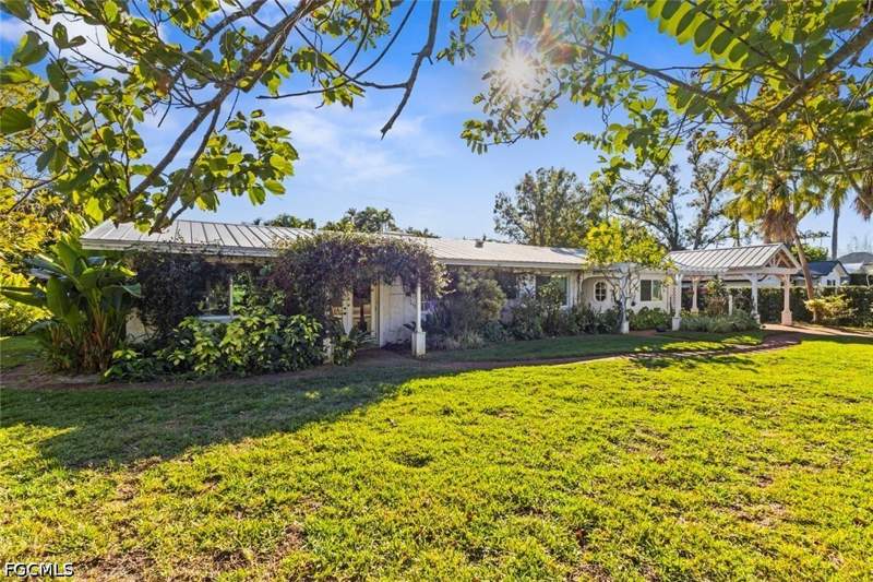 3 bedroom SingleFamilyResidence at 1348 Alcazar Ave, Valencia Terrace, Fort Myers — photo 2