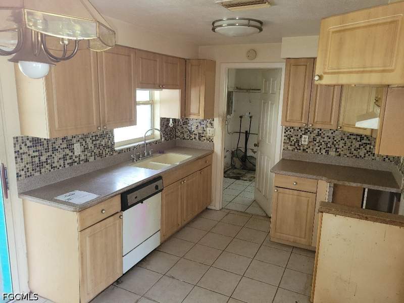 3 bedroom SingleFamilyResidence at 6683 E Tropicana Dr, Fiesta Village, Fort Myers — photo 3