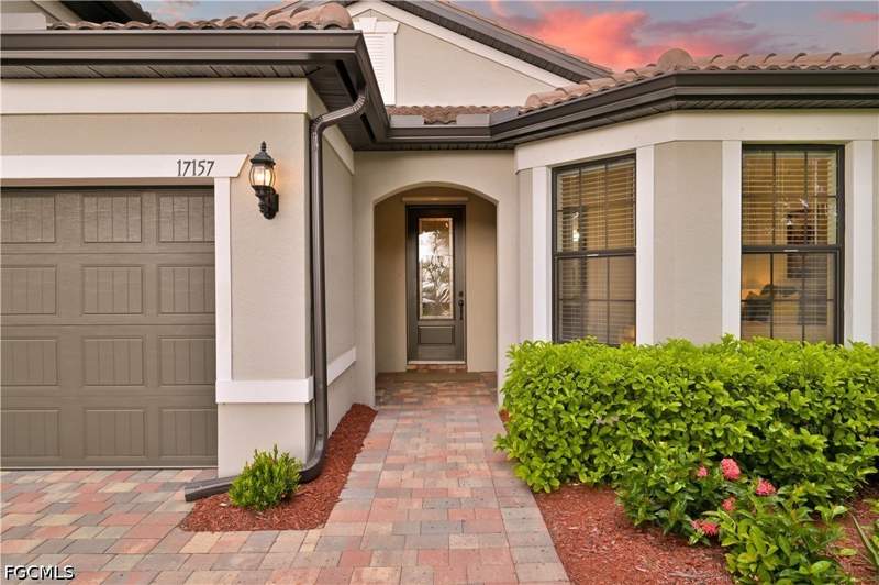 2 bedroom SingleFamilyResidence at 17157 Oakstead Dr, Country Club, Alva — photo 2