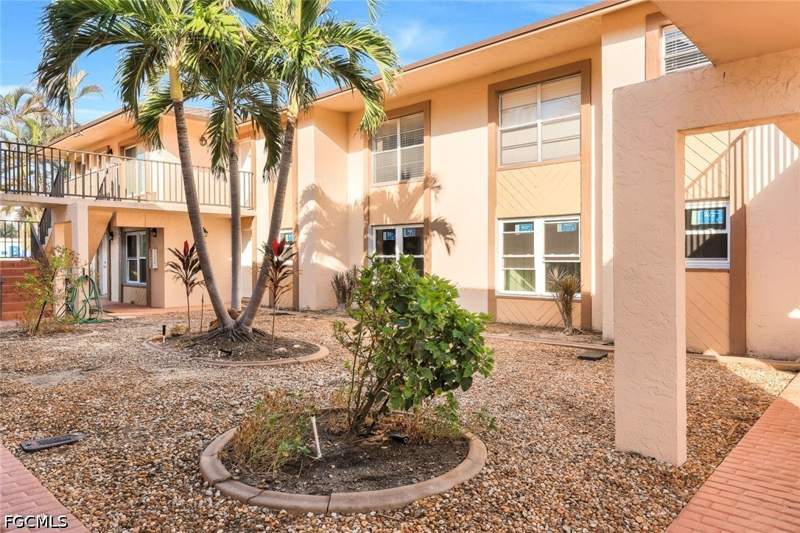 2 bedroom Condominium at 16881 Davis Rd 624, Davis Woods Condominium, Fort Myers — photo 2