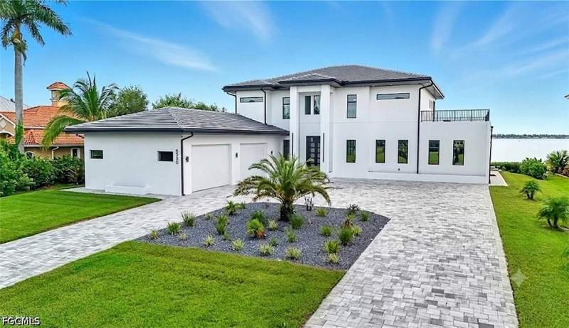 5 bedroom SingleFamilyResidence at 6390 River Club Ct, Riverwatch, North Fort Myers — photo 2
