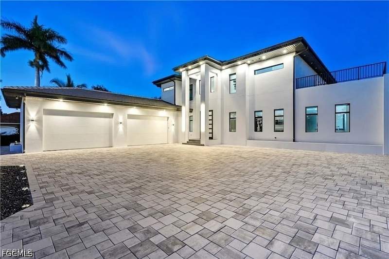 5 bedroom SingleFamilyResidence at 6390 River Club Ct, Riverwatch, North Fort Myers — photo 4