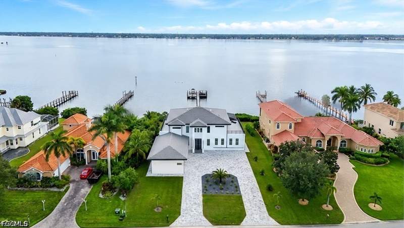 5 bedroom SingleFamilyResidence at 6390 River Club Ct, Riverwatch, North Fort Myers — photo 5
