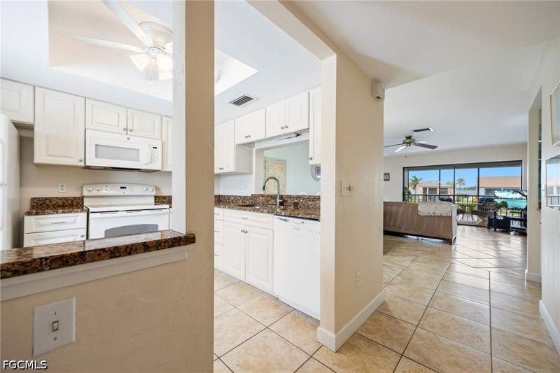 2 bedroom Condominium at 3813 SE 11th Pl 1214, Harbourtowne Of Cape Coral, Cape Coral — photo 4
