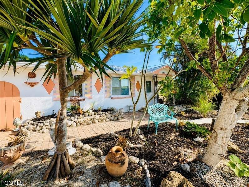 1 bedroom SingleFamilyResidence at 11242 Matlacha Ave, Crows 2nd Plat Of Matlacha, Matlacha — photo 5