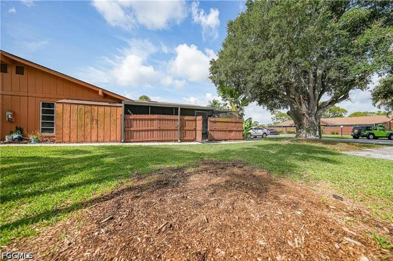 2 bedroom Attached at 5625 Foxlake Dr, Foxmoor Lakes, North Fort Myers — photo 3