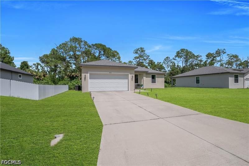 3 bedroom SingleFamilyResidence at 8031 Sandy Cir, Port Labelle, Labelle — photo 2