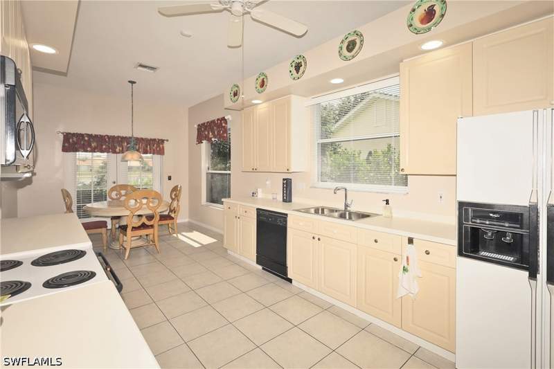 3 bedroom SingleFamilyResidence at 6820 Lone Oak Blvd, Lexington At Lone Oak, Naples — photo 3
