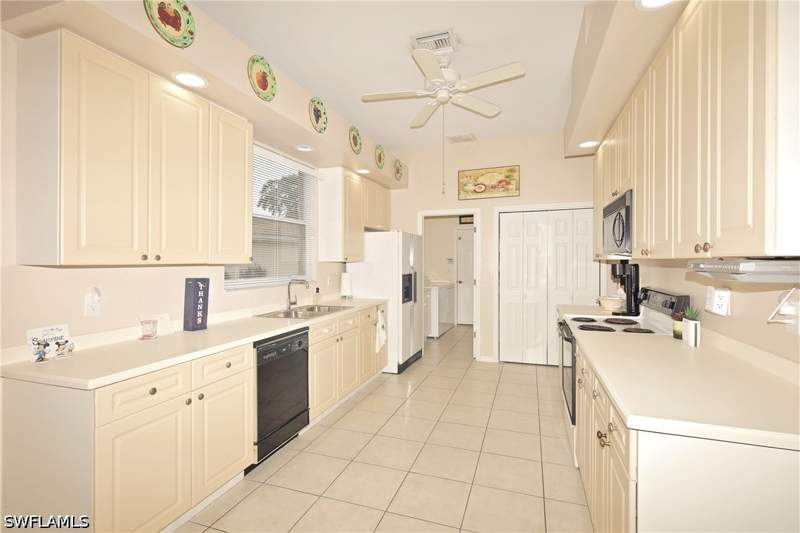 3 bedroom SingleFamilyResidence at 6820 Lone Oak Blvd, Lexington At Lone Oak, Naples — photo 4