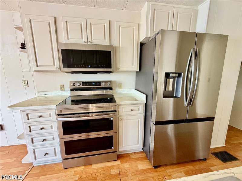 2 bedroom ManufacturedHome at 250 Santa Fe Trl, Carriage Village, North Fort Myers — photo 3