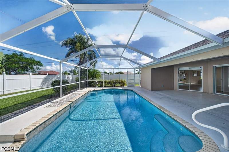 3 bedroom SingleFamilyResidence at 627 SE 16th St, Cape Coral, Cape Coral — photo 2