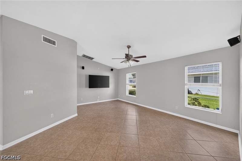 3 bedroom SingleFamilyResidence at 627 SE 16th St, Cape Coral, Cape Coral — photo 4