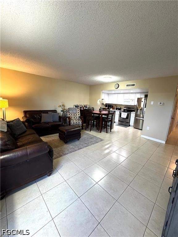 2 bedroom Condominium at 4906 Victoria Dr 108, Capeway Condo, Cape Coral — photo 2