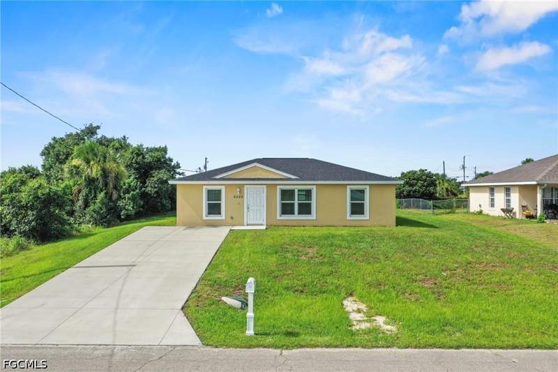 3 bedroom SingleFamilyResidence at 9026 Maywood Cir, Port Labelle, Labelle — photo 2