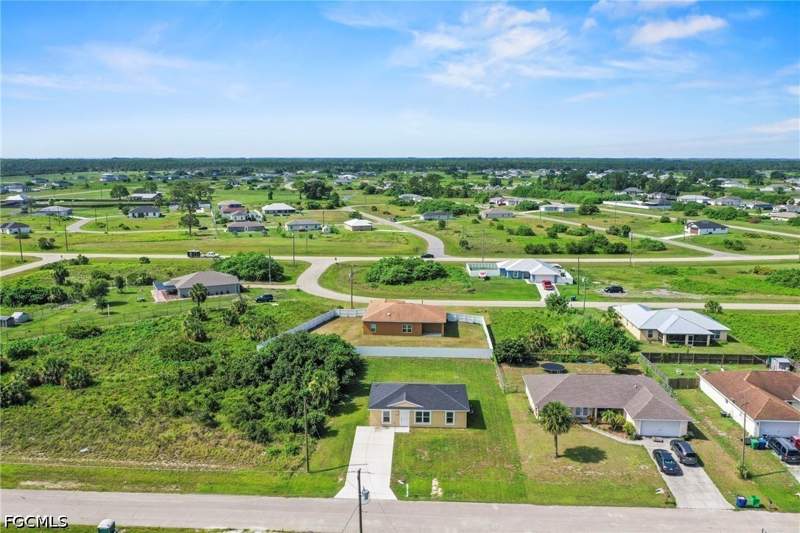3 bedroom SingleFamilyResidence at 9026 Maywood Cir, Port Labelle, Labelle — photo 4