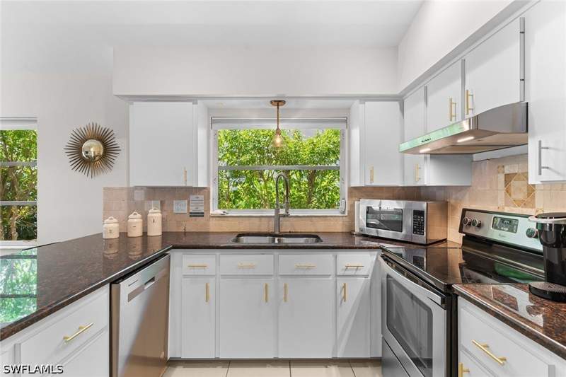 3 bedroom SingleFamilyResidence at 580 97th Ave N, Naples Park, Naples — photo 5