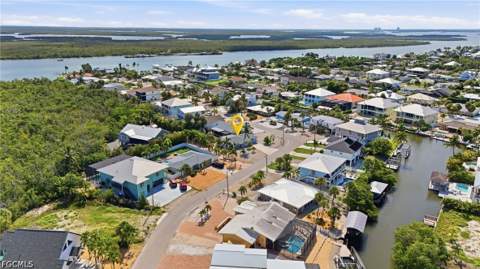345 Donora Blvd, Fort Myers Beach FL - photo 9 of 39