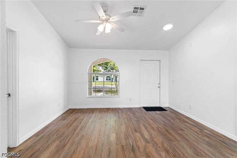 3 bedroom SingleFamilyResidence at 2816 Economy St, Fort Myers, Fort Myers — photo 2