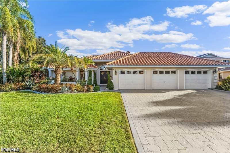 3 bedroom SingleFamilyResidence at 2318 SE 27th St, Cape Coral, Cape Coral — photo 2