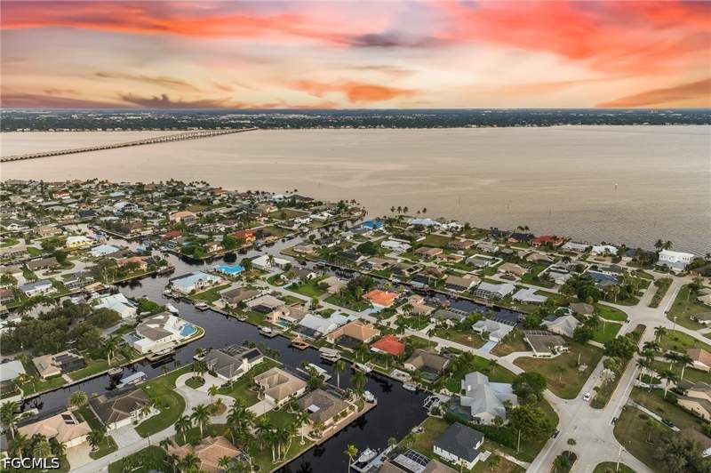 3 bedroom SingleFamilyResidence at 2318 SE 27th St, Cape Coral, Cape Coral — photo 4