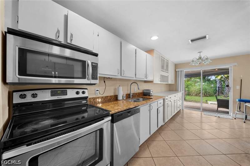 3 bedroom SingleFamilyResidence at 1583 Sunkist Way, Orange River Hills, Fort Myers — photo 4