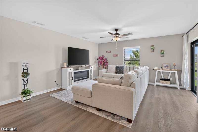 5 bedroom SingleFamilyResidence at 849 Sea Urchin Cir, Mirror Lakes, Fort Myers — photo 3