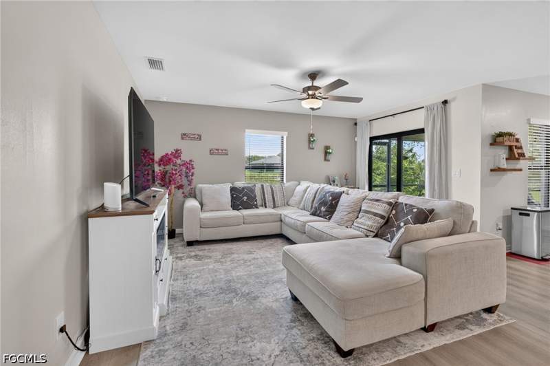 5 bedroom SingleFamilyResidence at 849 Sea Urchin Cir, Mirror Lakes, Fort Myers — photo 4