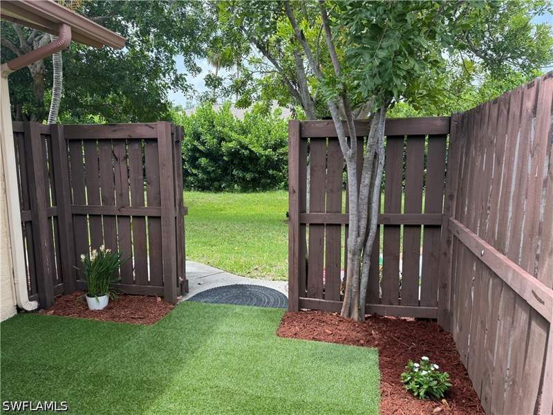 2 bedroom Attached at 6320 Royal Woods Dr, Royal Woods, Fort Myers — photo 3