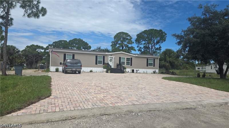4 bedroom ManufacturedHome at 220 S Kennel St, Montura Ranch Estates, Clewiston — photo 3