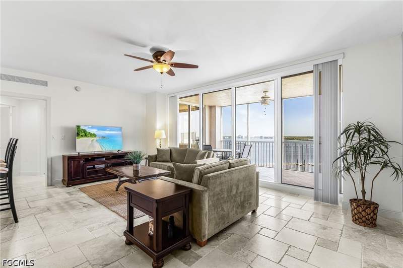 2 bedroom Condominium at 2090 W First St 1009, High Point Place, Fort Myers — photo 2
