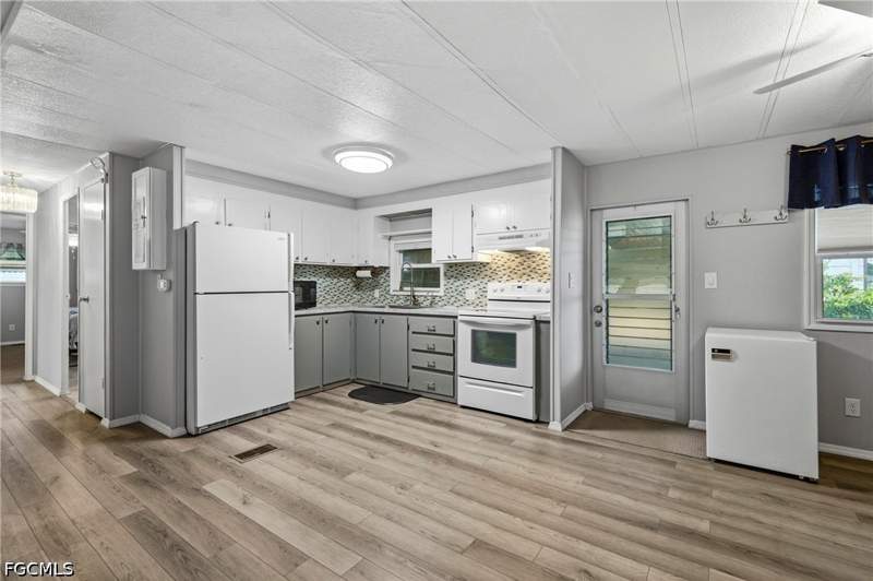 3 bedroom ManufacturedHome at 195 Domingo Dr, Poinsettia Park Mobile Home Co-Op Inc, Fort Myers — photo 3