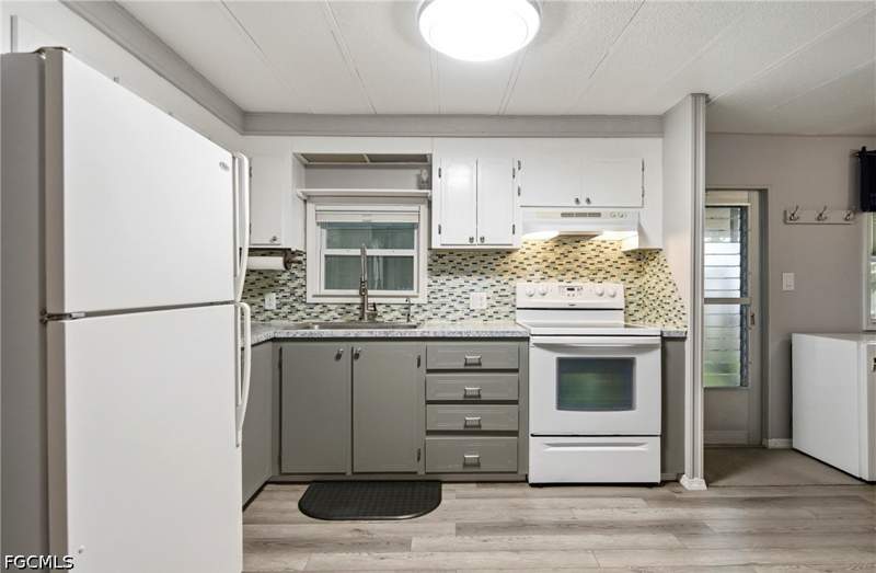 3 bedroom ManufacturedHome at 195 Domingo Dr, Poinsettia Park Mobile Home Co-Op Inc, Fort Myers — photo 4