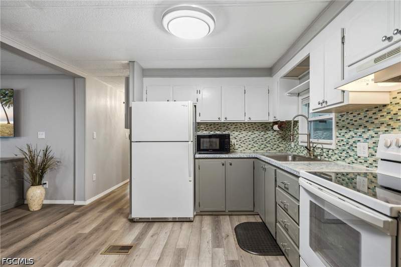 3 bedroom ManufacturedHome at 195 Domingo Dr, Poinsettia Park Mobile Home Co-Op Inc, Fort Myers — photo 5