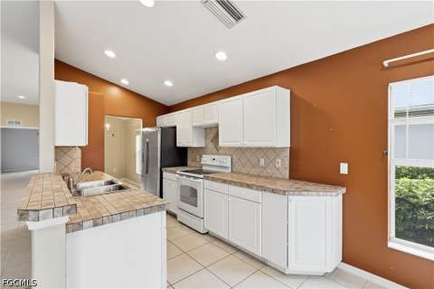 2447 Woodbourne Pl, Cape Coral FL - photo 10 of 37
