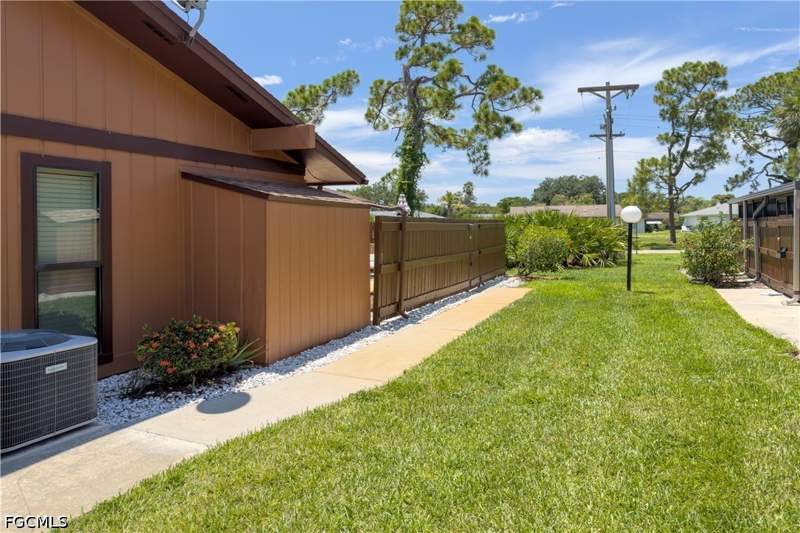 2 bedroom Attached at 5638 Foxlake Dr, Foxmoor Lakes, North Fort Myers — photo 2