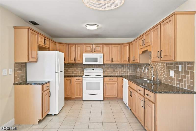 2 bedroom Attached at 5638 Foxlake Dr, Foxmoor Lakes, North Fort Myers — photo 5