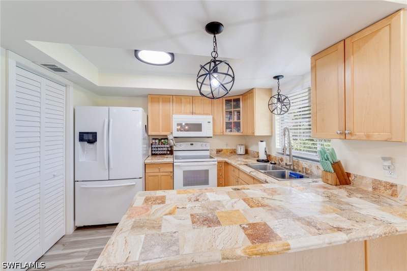 3 bedroom SingleFamilyResidence at 525 SE 11th Ct, Cape Coral, Cape Coral — photo 4