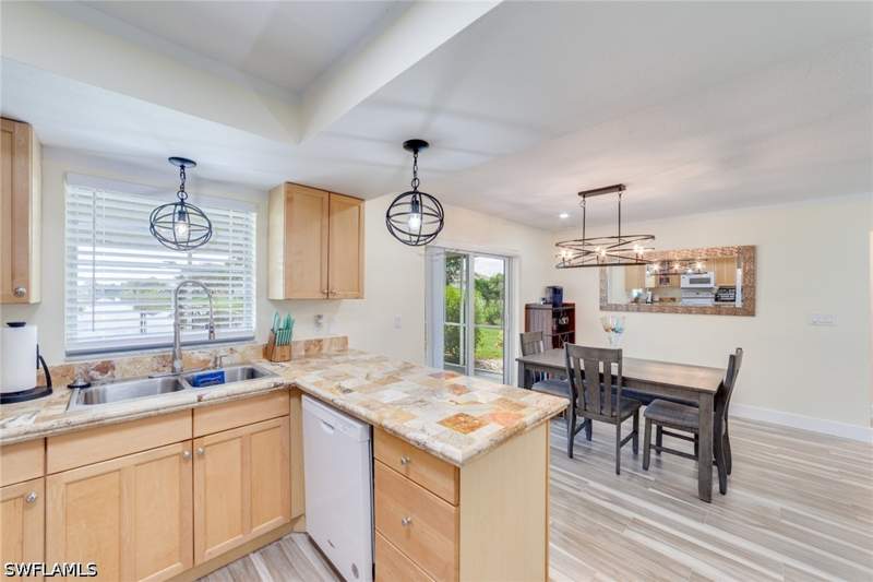 3 bedroom SingleFamilyResidence at 525 SE 11th Ct, Cape Coral, Cape Coral — photo 5