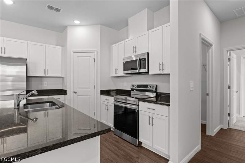 3 bedroom SingleFamilyResidence at 3901 NE 19th Ave, Cape Coral, Cape Coral — photo 4