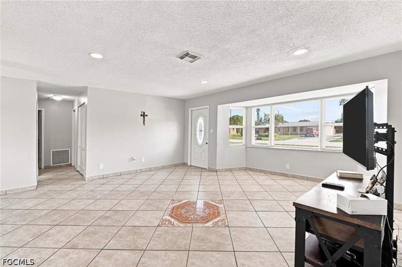 3 bedroom SingleFamilyResidence at 18186 Iris Rd, San Carlos Park, Fort Myers — photo 4