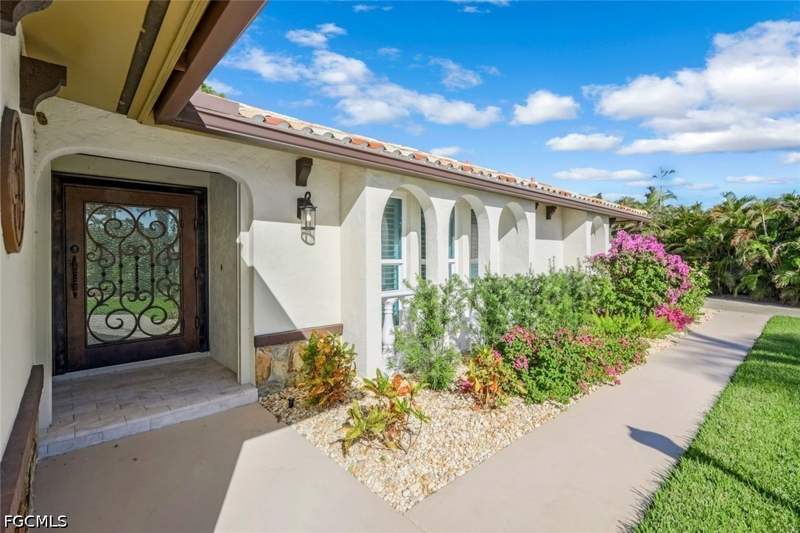 4 bedroom SingleFamilyResidence at 13750 McGregor Blvd, Town And River, Fort Myers — photo 5