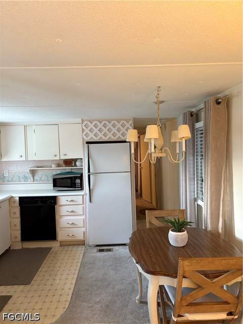 3130 Mercury Ln, North Fort Myers FL - photo 7 of 31