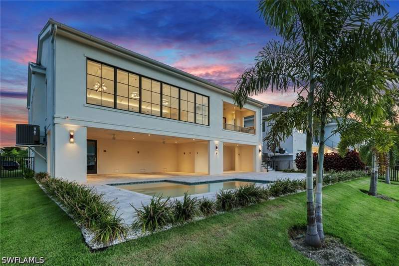 4 bedroom SingleFamilyResidence at 211 1st St, Little Hickory Shores, Bonita Springs — photo 3