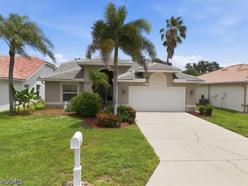 3 bedroom SingleFamilyResidence at 8137 Breton Cir, Cross Creek Estates, Fort Myers — photo 2