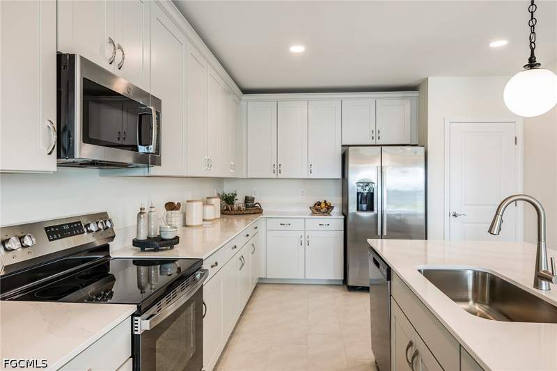 5 bedroom SingleFamilyResidence at 264 Moonlit Lake Trl, Whispering Lakes, Lehigh Acres — photo 5