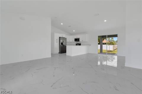 310 NE 9th Ter, Cape Coral FL - photo 10 of 37