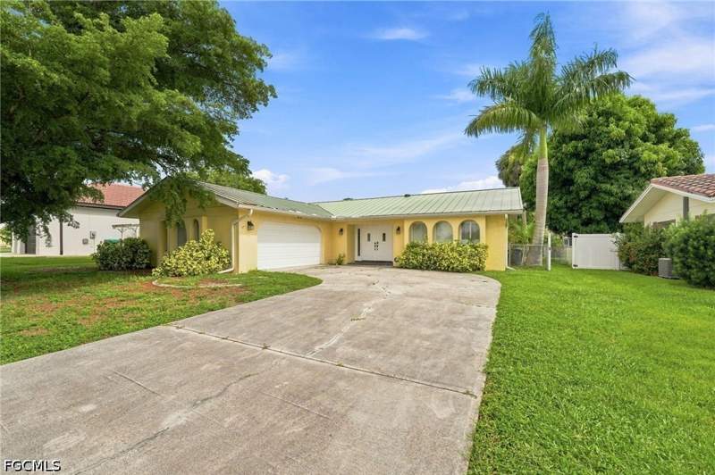 3 bedroom SingleFamilyResidence at 902 El Dorado Pkwy E, Cape Coral, Cape Coral — photo 2