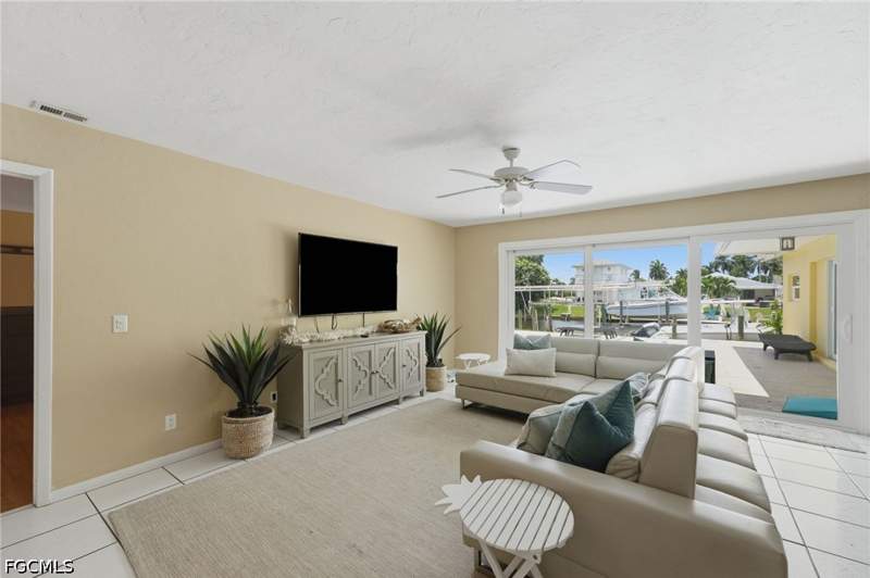 3 bedroom SingleFamilyResidence at 902 El Dorado Pkwy E, Cape Coral, Cape Coral — photo 5